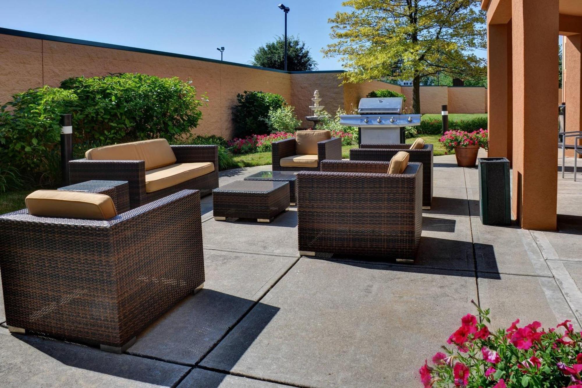 Courtyard By Marriott Indianapolis South Hotel Exterior photo