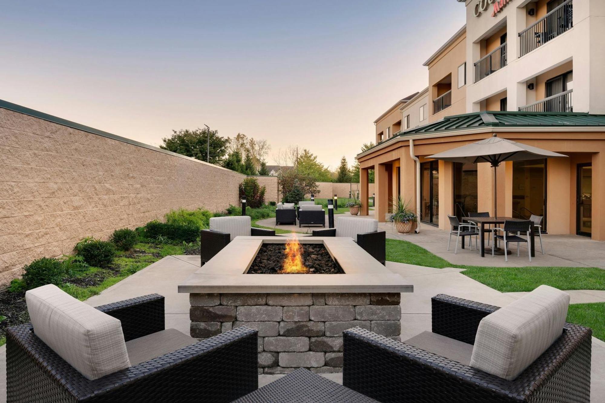 Courtyard By Marriott Indianapolis South Hotel Exterior photo
